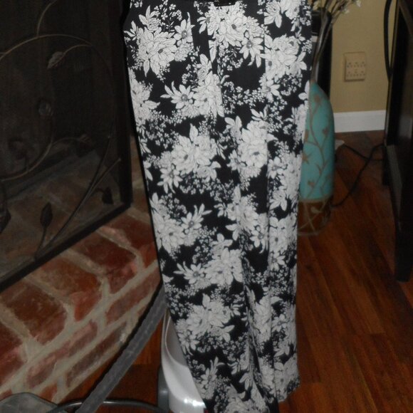 Black and White Vince Camuto Floral Jumpsuit, pockets, size 6 - Picture 4 of 9